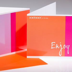 Nahaufnahme der UV-glanzveredelten Außenseite der ‚Enjoy Life!‘ Grußkarte, hochwertiger Offsetdruck auf 300g/m² Bilderdruckpapier.