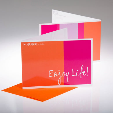 Fröhliche Grußkarte ‚Enjoy Life!‘ im geschlossenen Zustand, im Pink-Orange-Design, Format DIN A6, strahlt Lebensfreude aus. Inkl. Farblich abgestimmtes Kuvert im Format C6, selbstklebend, passend zur ‚Enjoy Life!‘ Grußkarte.