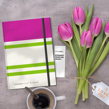 Notizbuch “Straight from the Heart” mit lila Akzenten, dekoriert mit Tulpen und einer Tasse Kaffee.