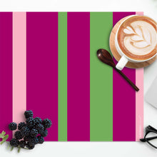 Tischset im Colour-Blocking-Stil mit dunklen Pink- und Grüntönen, dekoriert mit einer Tasse Cappuccino und frischen Brombeeren – perfekt für den Herbst.