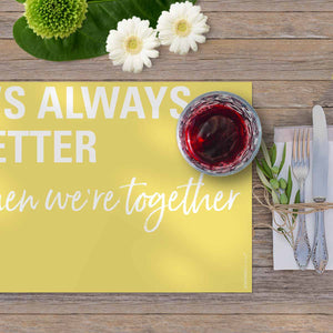 Nahaufnahme des Spruchs ‘It’s always better when we are together’ auf dem umweltfreundlichen Tischset – perfekt für besondere Anlässe.