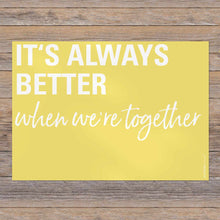 Tischset mit gelbem Streifenmuster und Spruch „It’s always better when we are together“, beidseitig bedruckt, umweltfreundlich, DIN A3